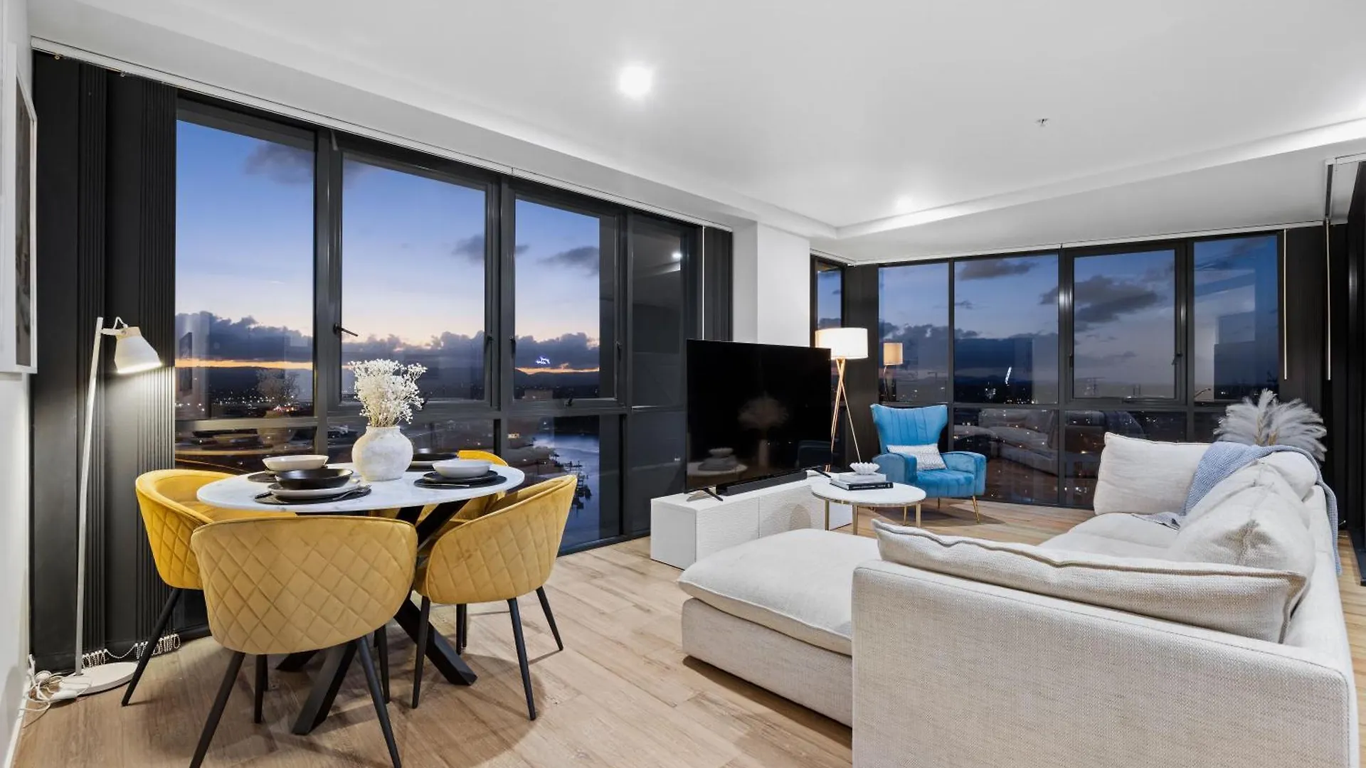 شقة Surfers Paradise Stunning Getaway With Ocean And River Views غولد كوست