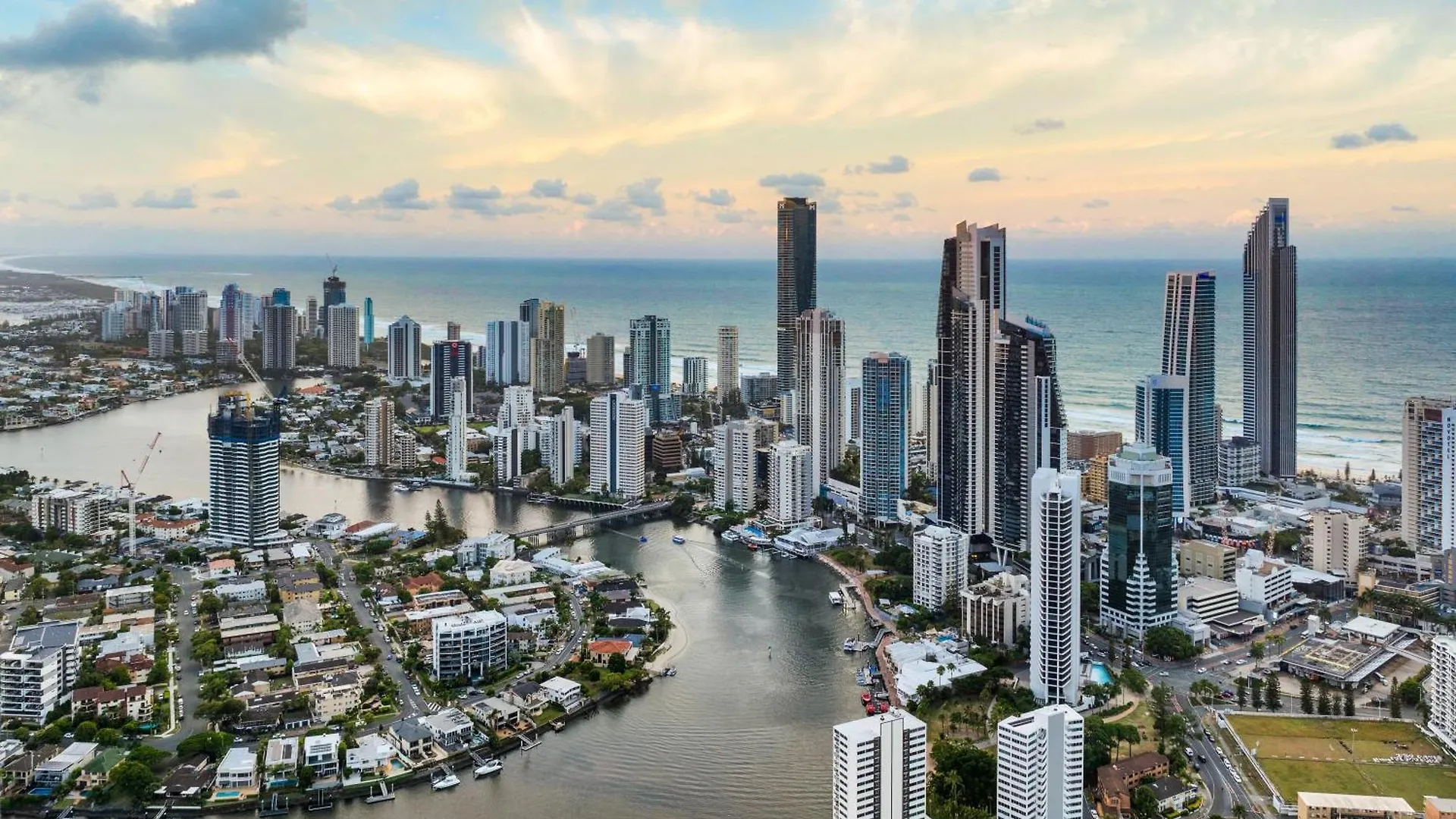 Surfers Paradise Stunning Getaway With Ocean And River Views غولد كوست شقة