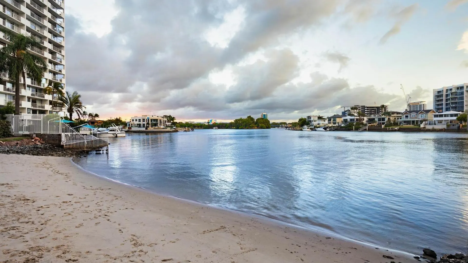 Surfers Paradise Stunning Getaway With Ocean And River Views غولد كوست