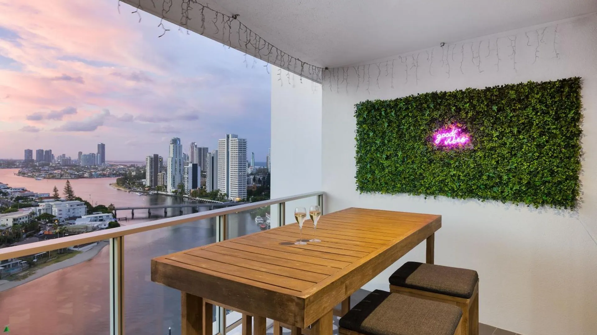 Surfers Paradise Stunning Getaway With Ocean And River Views غولد كوست 0*,  أستراليا