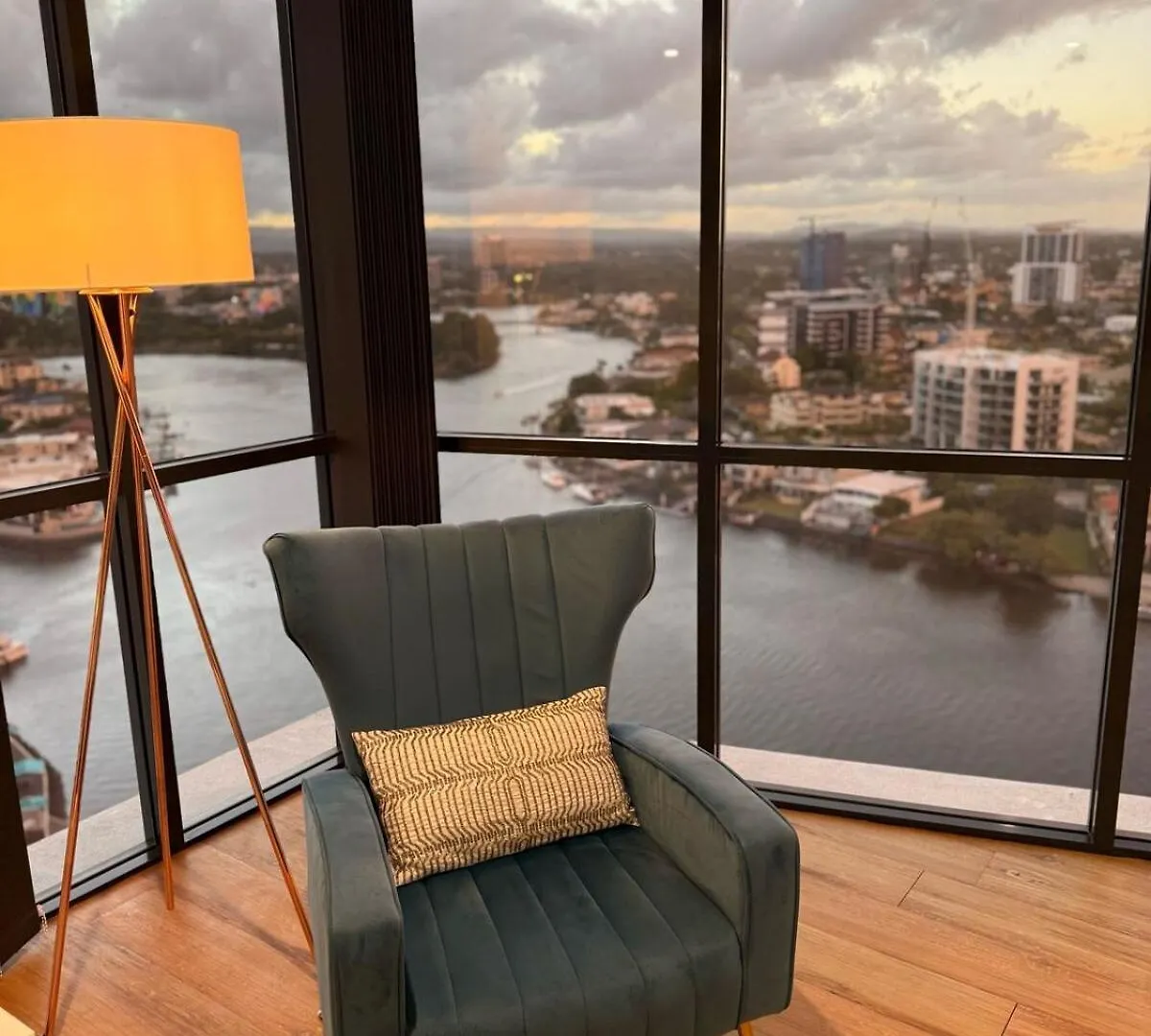 شقة Surfers Paradise Stunning Getaway With Ocean And River Views غولد كوست
